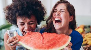 meninas comem melancia