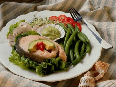 peixe com vegetais está incluído na dieta para perda de peso