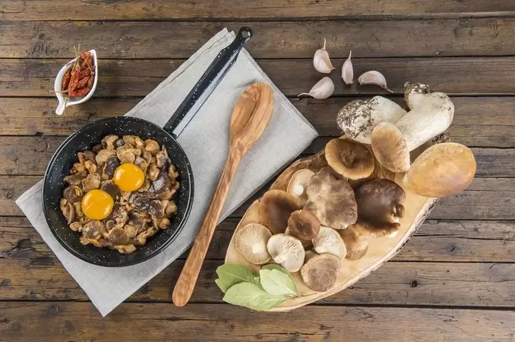cogumelos com ovos para uma dieta sem carboidratos