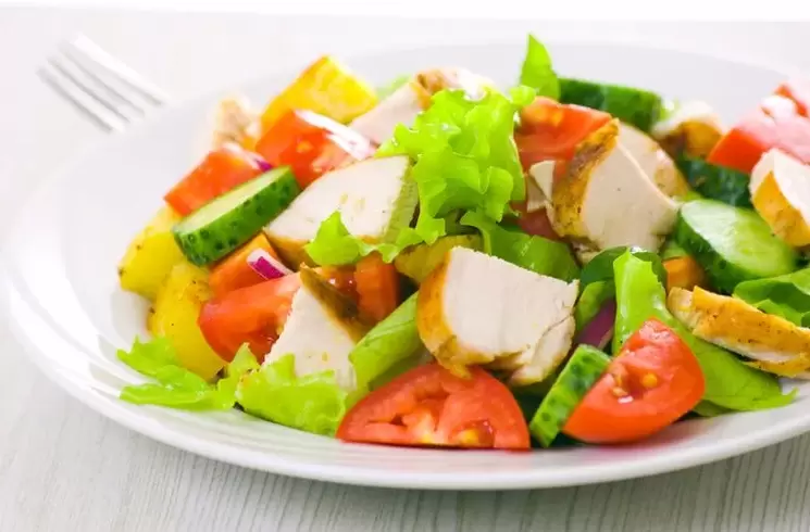salada com legumes e frango para uma dieta sem carboidratos