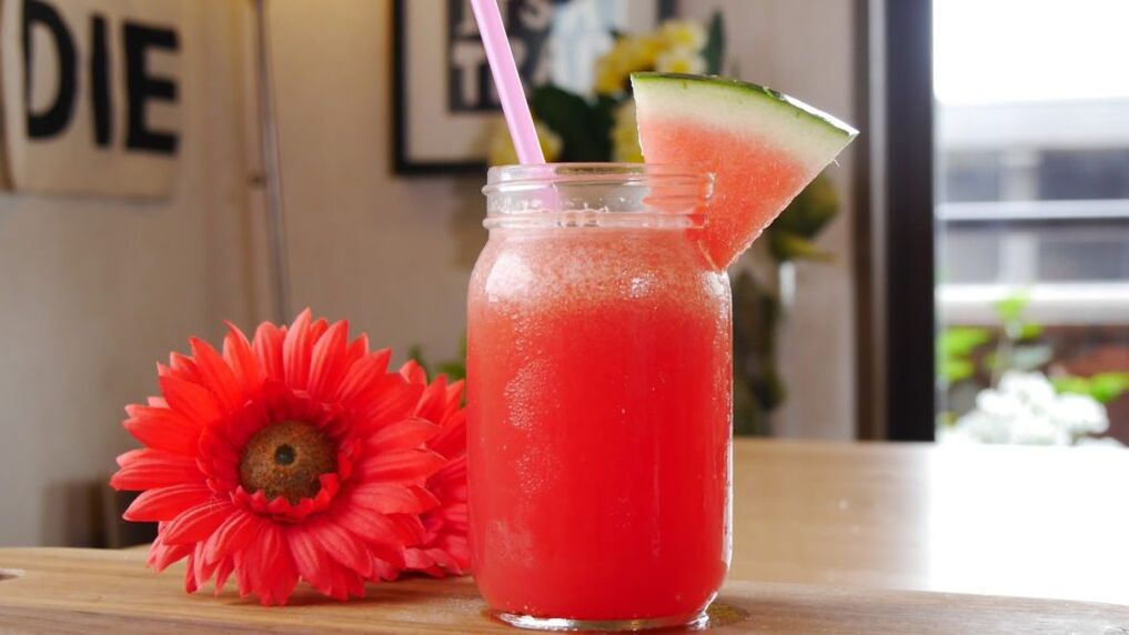 A limonada de melancia saciará sua sede durante uma perda de peso eficaz com melancias