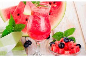 Bebida de melancia no menu de dieta de melancia para perda de peso em uma semana