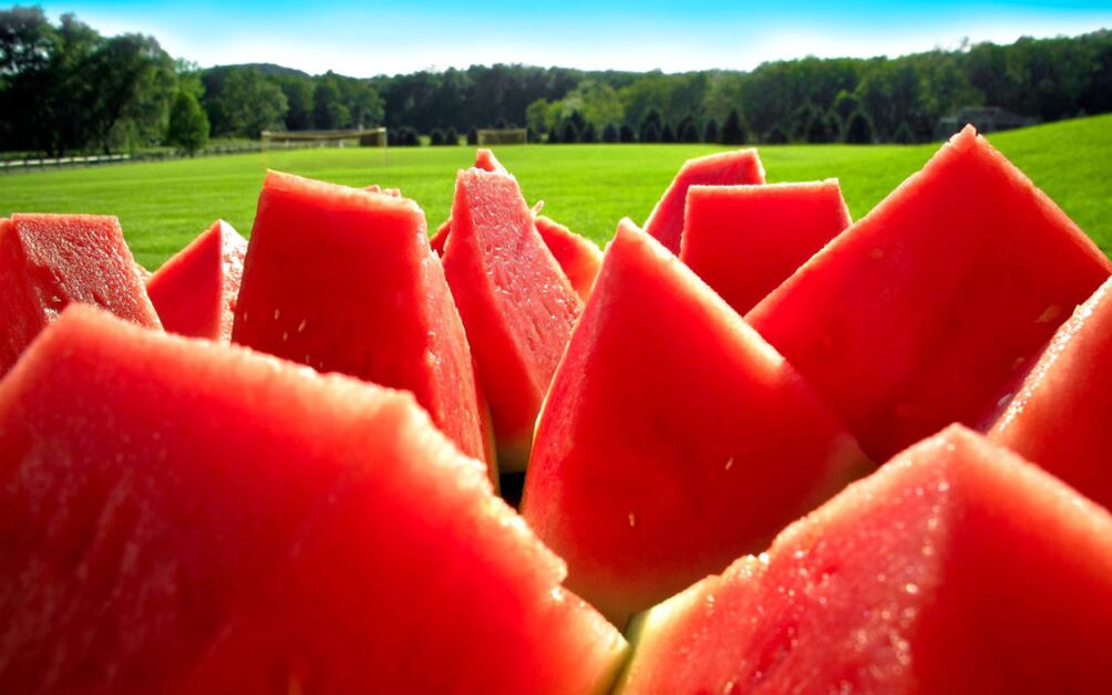 Fatias suculentas de melancia ajudam a remover toxinas do corpo