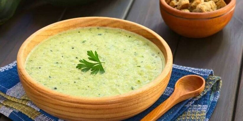 Sopa de purê de repolho e abobrinha é um prato adequado para o estômago no menu de dieta hipoalergênica