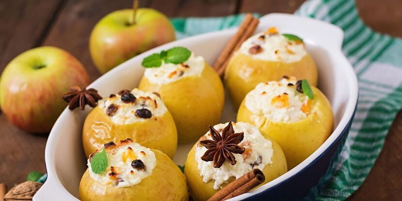Uma sobremesa ideal para uma dieta hipoalergênica - maçãs assadas com queijo cottage