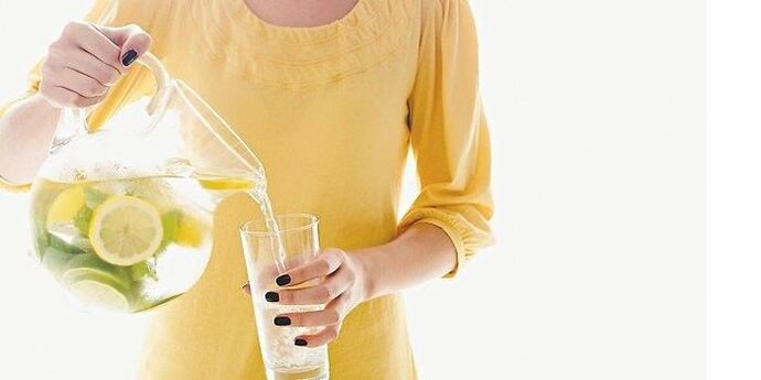 água de limão ajuda a limpar o corpo