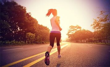 O treinamento cardiovascular, como corrida, ajuda a queimar gordura nas pernas. 